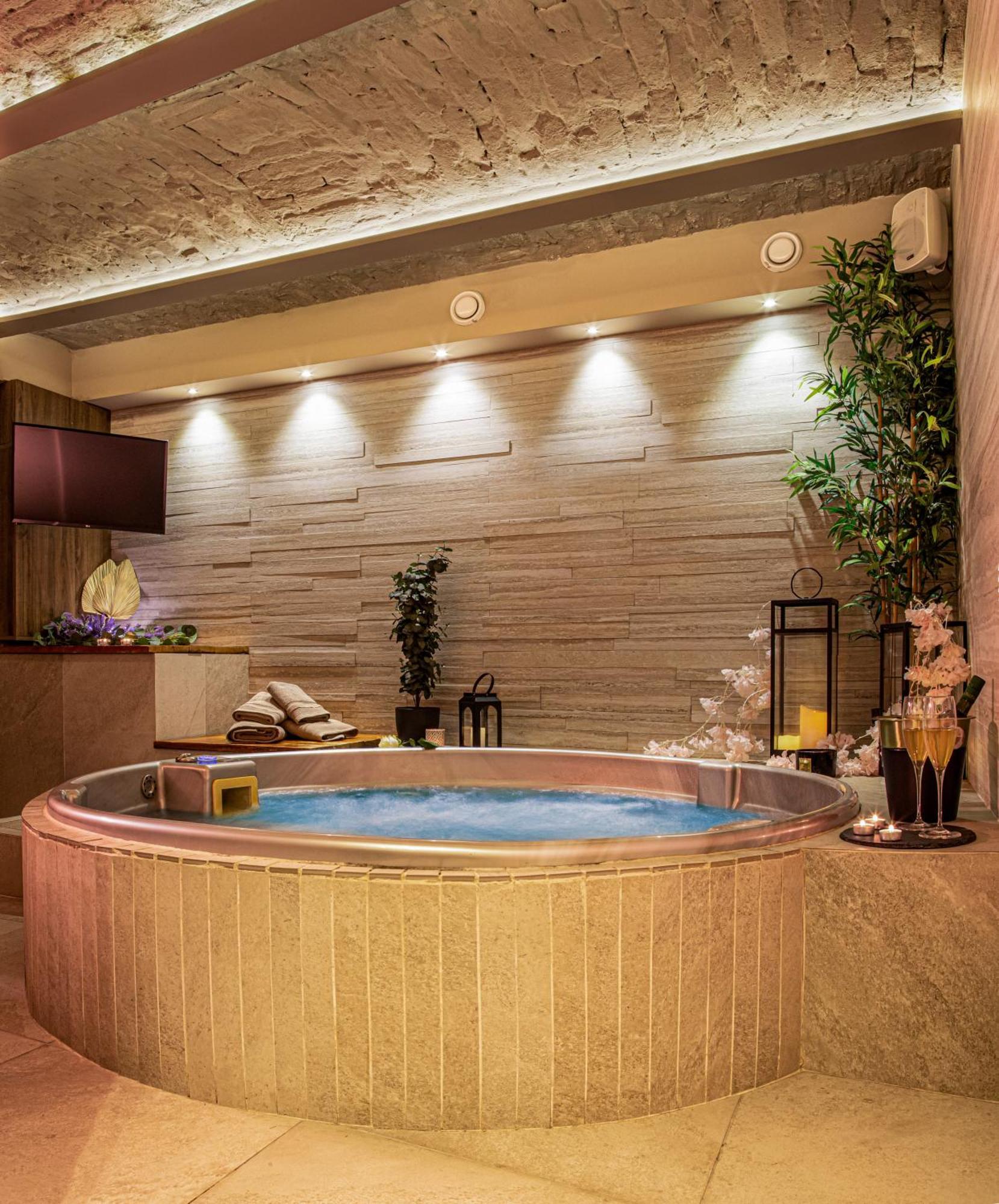 Venus Apartment With Jacuzzi And Sauna - City Center Belgrado Esterno foto